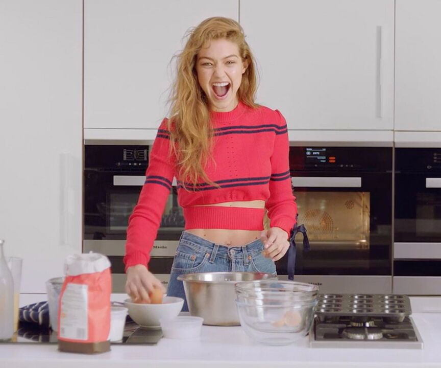 A karcsú lány egészséges reggelit készít magának