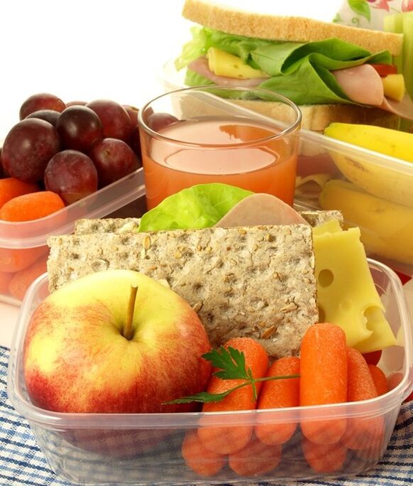 A 3. táblázat diéta betartása esetén a nyers zöldségek és gyümölcsök snackként használhatók. 